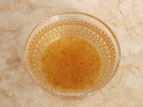 .糖桂花和热水搅拌均匀。