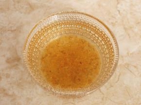 .糖桂花和热水搅拌均匀。