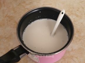 泡软的一份吉利丁片挤干水分，加入椰浆牛奶液中，搅拌均匀即可。