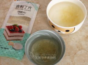 两份吉利丁片分别剪成小片，加入可食用冰水泡软。