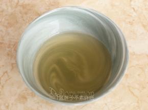 另一份吉利丁片隔水加热到融化。