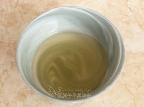 另一份吉利丁片隔水加热到融化。