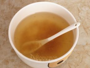 加入糖桂花水中，一样搅拌均匀即可。