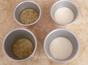 先往学厨布丁杯倒入约1cm高的桂花液，放入冰箱冷藏约30分钟完全凝固。