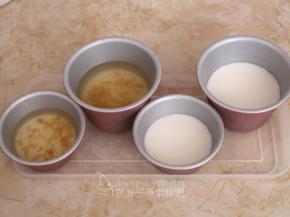 再倒入1cm高的椰浆液，一样冷藏30分钟。如此交替，直到满模。最后翻入冰箱冷藏2个小时以上。