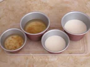 再倒入1cm高的椰浆液，一样冷藏30分钟。如此交替，直到满模。最后翻入冰箱冷藏2个小时以上。