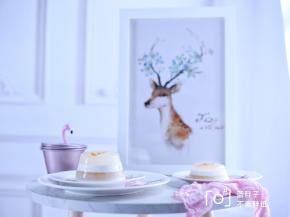 脱模的时候用热毛巾捂一下模具四周，倒扣到盘子上即可。