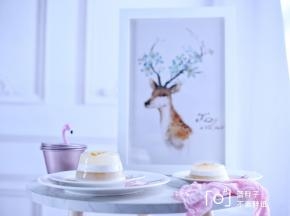 脱模的时候用热毛巾捂一下模具四周，倒扣到盘子上即可。