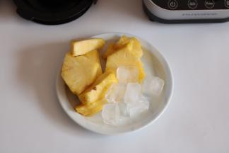 将菠萝去皮，切小块放冰箱冰冻成冰块，和冰块一起放入破壁机中