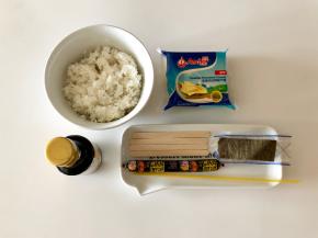 准备好食材，米饭我用的是剩饭，新米饭也可以，水稍微少放一些，加了酱油后会比较湿，太湿不好固定雪糕棍。意大利面在这里就起到链接的作用。