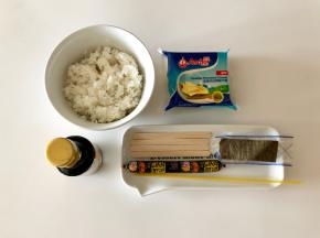 准备好食材，米饭我用的是剩饭，新米饭也可以，水稍微少放一些，加了酱油后会比较湿，太湿不好固定雪糕棍。意大利面在这里就起到链接的作用。