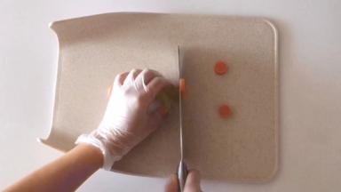 火腿肠切下3个小圆片。