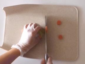 火腿肠切下3个小圆片。