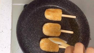 两面煎至金黄。