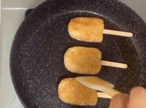 两面煎至金黄。