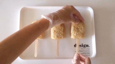 同样的方法做好三个饭团，插入雪糕棍。