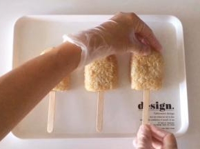 同样的方法做好三个饭团，插入雪糕棍。