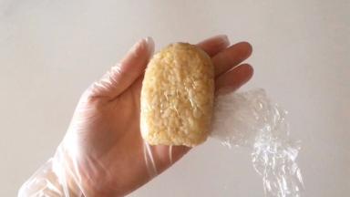 裹住保鲜膜，捏出雪糕的形状，也可以借助模具来做。