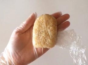 裹住保鲜膜，捏出雪糕的形状，也可以借助模具来做。