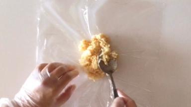 取一张保鲜膜，在中间放入1/3的酱油饭。