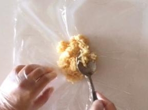 取一张保鲜膜，在中间放入1/3的酱油饭。