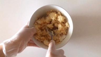 在米饭中加入儿童酱油拌匀。