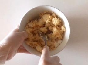 在米饭中加入儿童酱油拌匀。