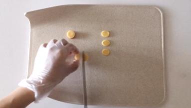 把火腿片对半切，做小熊的耳朵。