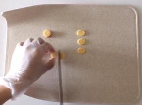 把火腿片对半切，做小熊的耳朵。