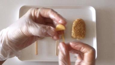 用一小段意大利面，插入“耳朵”，再链接到饭团上。