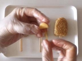 用一小段意大利面，插入“耳朵”，再链接到饭团上。