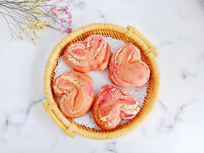 火龙果心形椰蓉面包