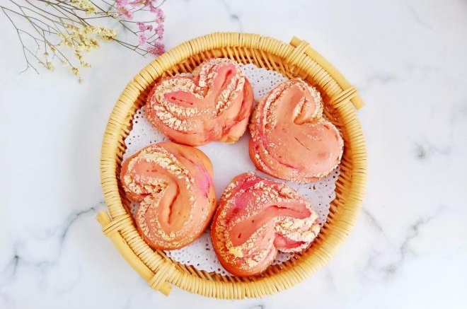 火龙果心形椰蓉面包