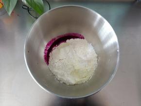 将主材料中出黄油和盐外按顺序放入厨师机桶