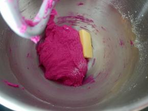 面团搅至可以拉出粗膜时放入黄油和盐