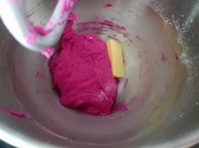 面团搅至可以拉出粗膜时放入黄油和盐