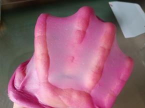 揉至可以拉出薄而韧的薄膜