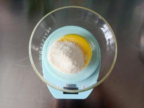 接下来制作椰蓉馅，将椰蓉馅材料混合均匀