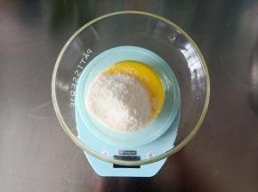 接下来制作椰蓉馅，将椰蓉馅材料混合均匀