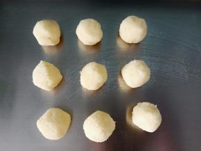 平均分成9份，盖保鲜膜放一旁备用