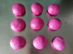 均匀分成9份，盖保鲜膜松弛15分钟