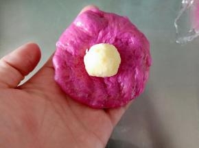 取一份包入椰蓉馅，其余的依次如此