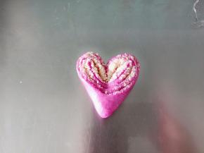 两边向外翻整理成心形