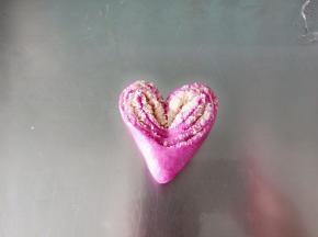 两边向外翻整理成心形