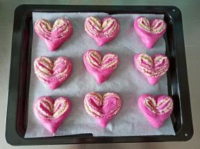 成品摆入烤盘，放烤箱进行第二次发酵