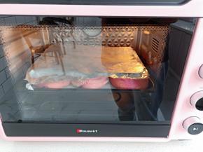 发酵完成后放入预热好的烤箱，上下火讹180度烤20分钟，注意烤5-8分钟后加盖锡纸，防止上色