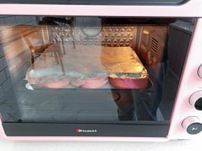 发酵完成后放入预热好的烤箱，上下火讹180度烤20分钟，注意烤5-8分钟后加盖锡纸，防止上色