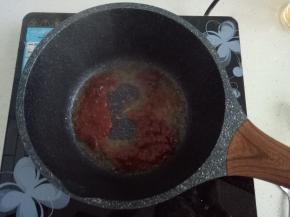 热锅热油，倒入豆瓣酱炒出红油，倒入火锅底料炒香