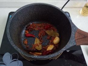 加入生姜，蒜，花椒，八角，香叶，桂皮，干辣椒炒香