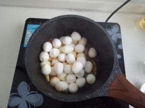 放入鹌鹑蛋翻炒均匀